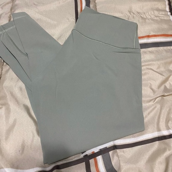 lululemon cropped leggings - Picture 2 of 5